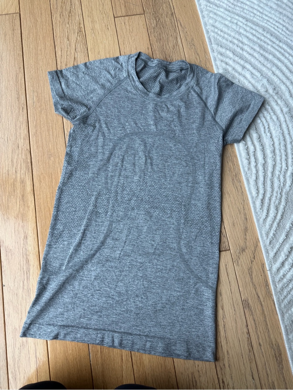 lululemon athletica Women's Heather Grey Short Sleeve Tee